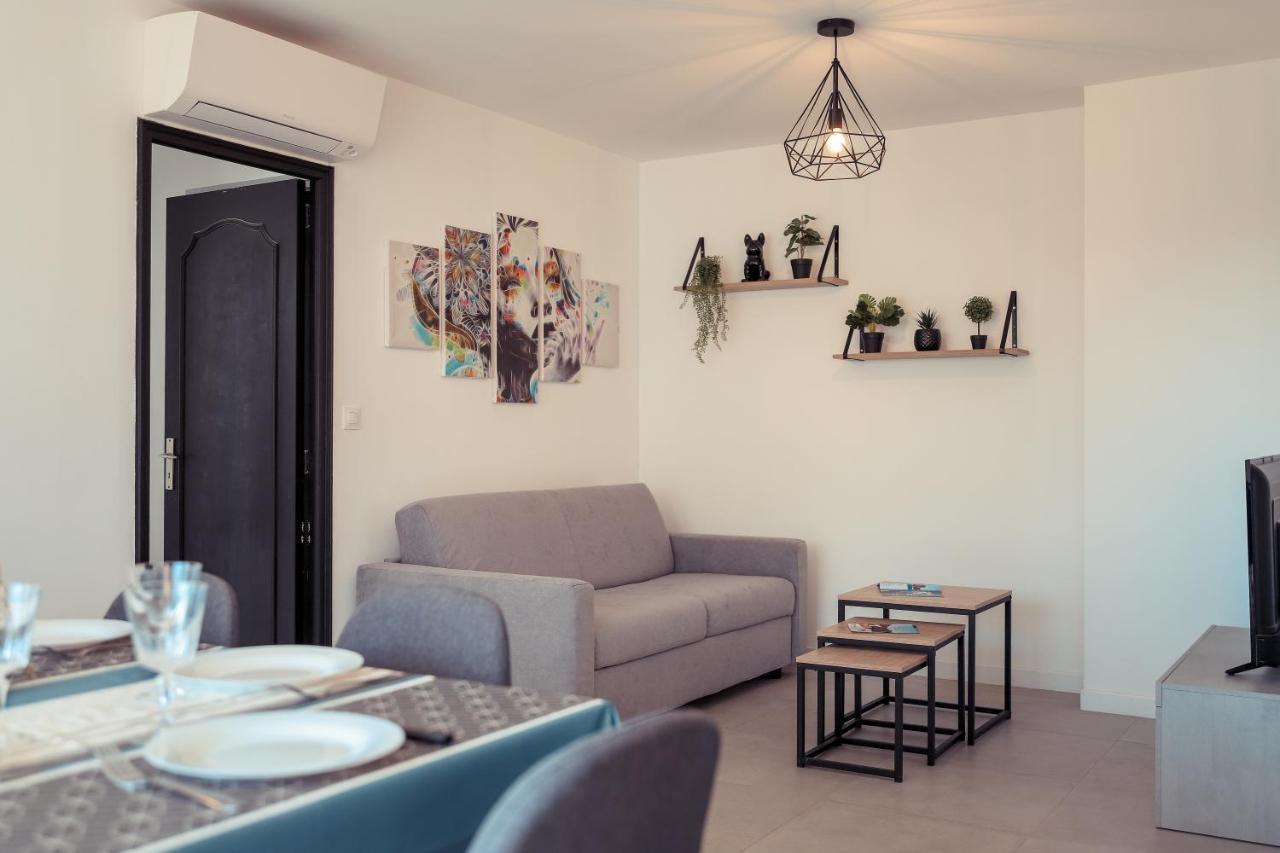 Chic Appart Du Port Frejus Exterior photo