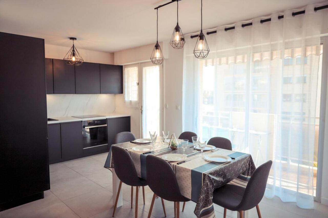 Chic Appart Du Port Frejus Exterior photo
