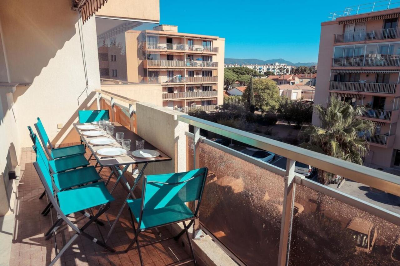 Chic Appart Du Port Frejus Exterior photo
