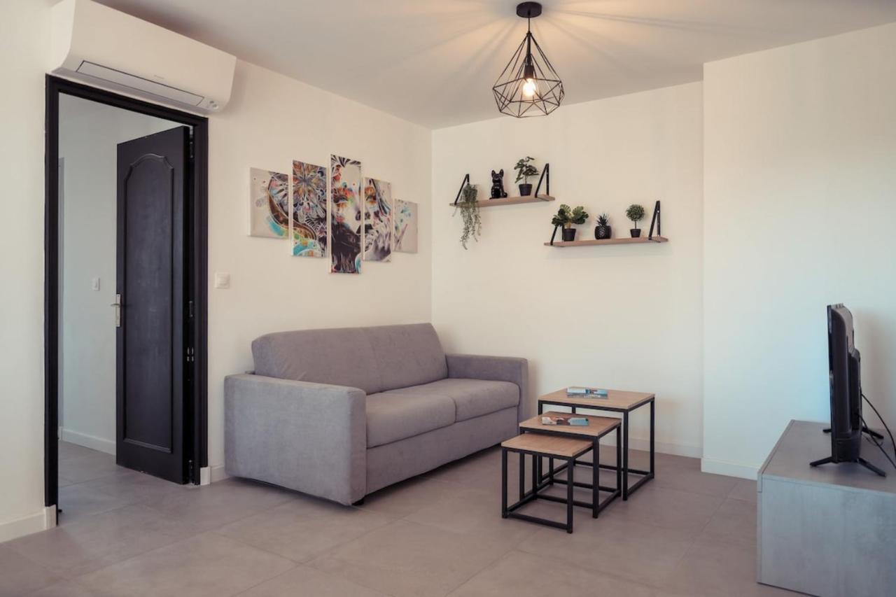 Chic Appart Du Port Frejus Exterior photo