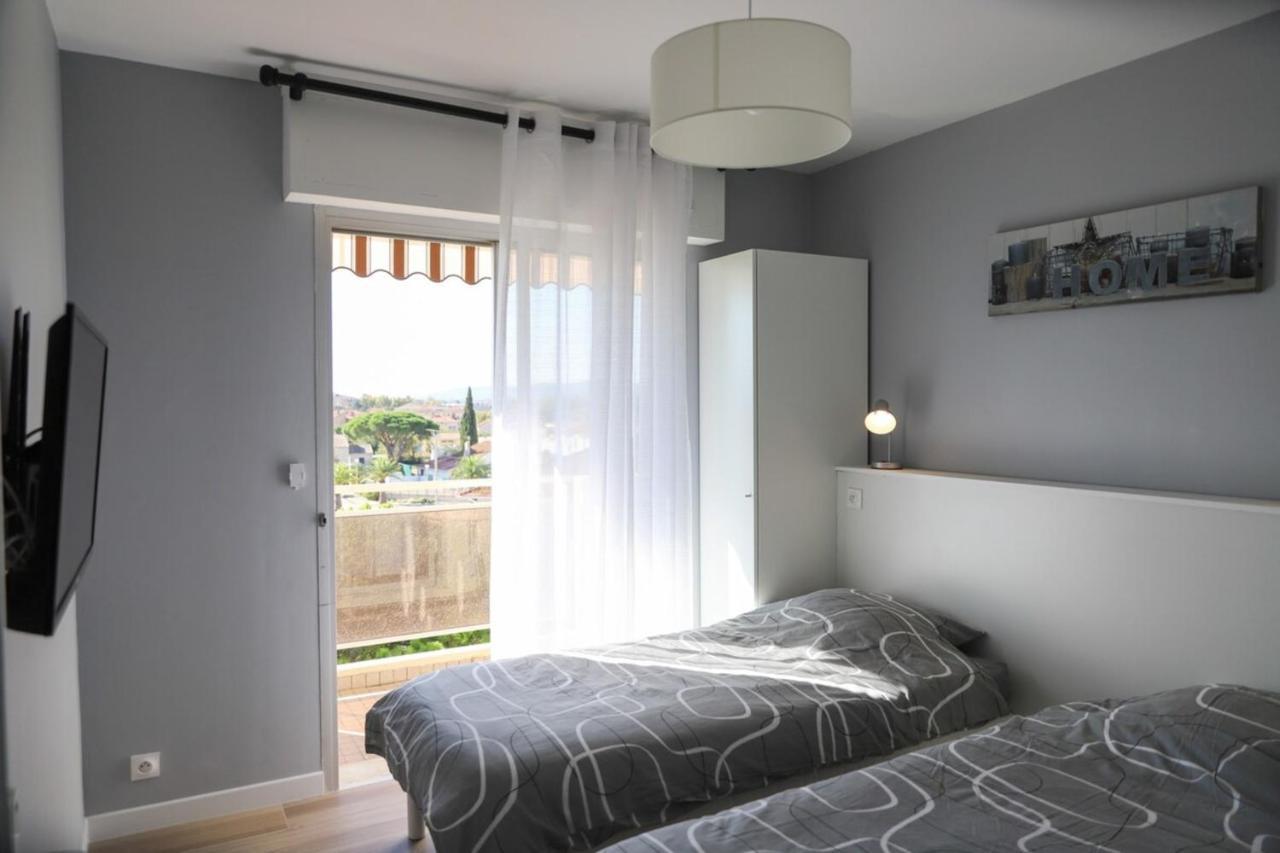 Chic Appart Du Port Frejus Exterior photo